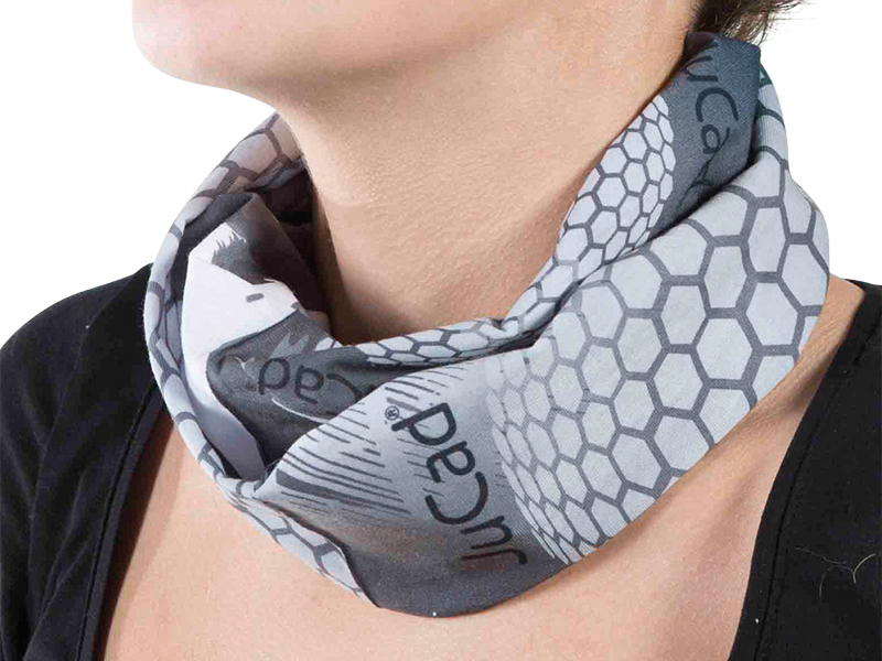JuCad_multifunctional_scarf_grey_JMT_wearing-image JuCad Multifunktionstuch grau