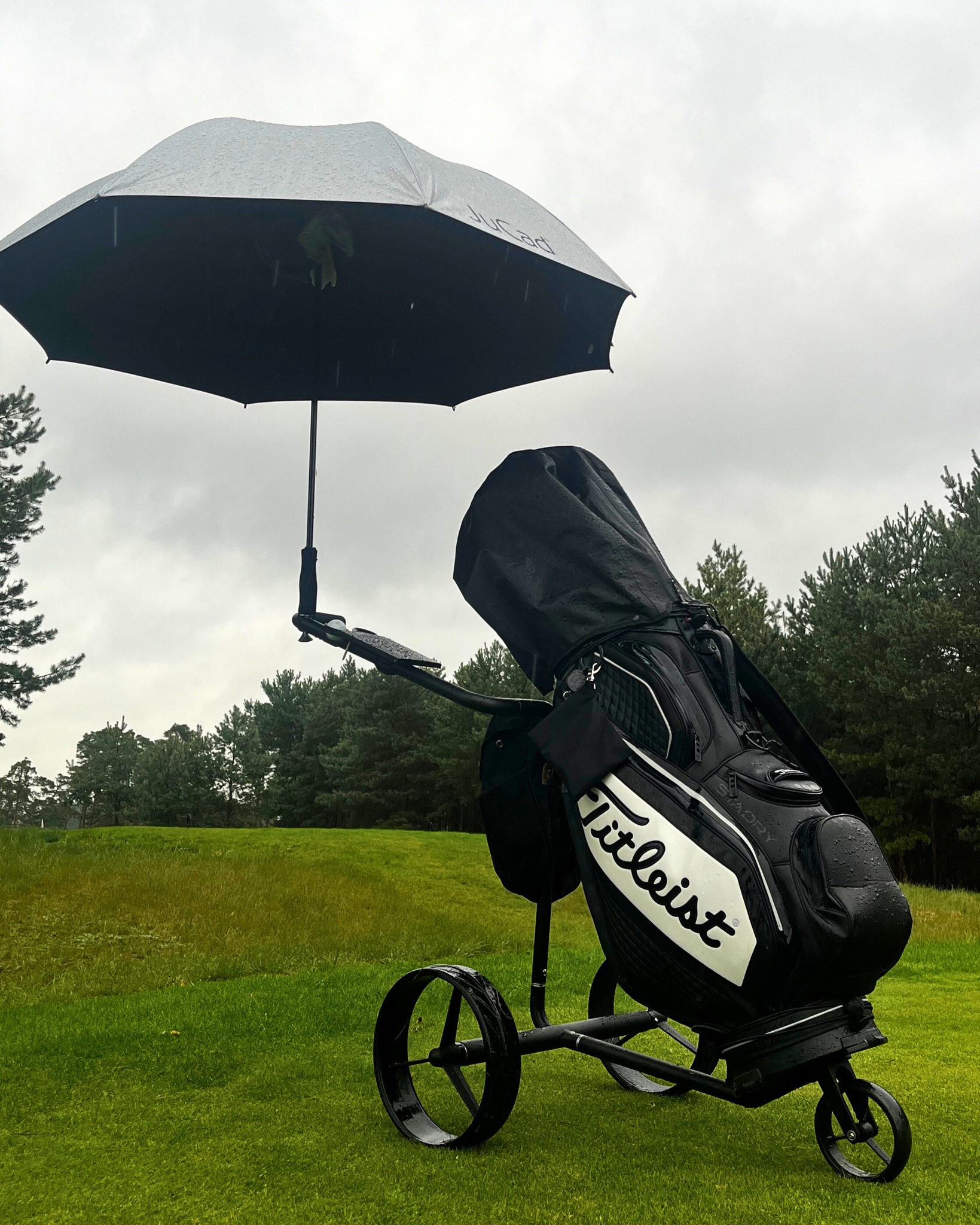 rainy days on the golf course… Do you play golf even in bad weather? ☔

#jucad #jucad_international #jutec #golf #cover #rainy #rainydays #golfequipment #golfswing #autumn #outside #fun #rain #golfbag #golftrolley