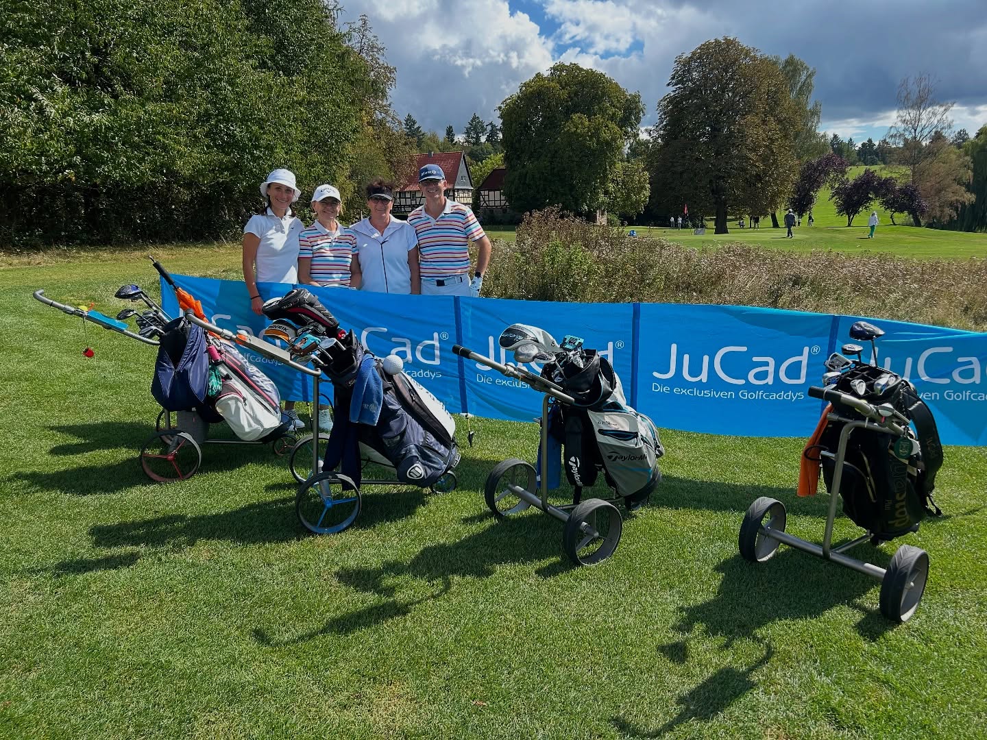On August 30, 2025, the Lions Club Wetzlar-Solms hosted their golf tournament at the beautiful Golf Club Braunfels.

Sporty, heartfelt &amp; perfectly organized!

The JuCad trolleys proved to be true everyday heroes: light, elegant &amp; robust – ideal for the hilly course and a relaxed game.

Many thanks for the great photo!

#jucad #golf #golftrolleys #golftournament #play
